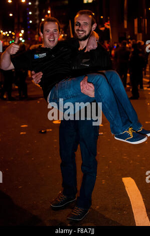 Cardiff, Wales, 17. Oktober 2015. Zwei New Zealand Unterstützer posieren für ein Foto in den Straßen von Cardiff. Stockfoto