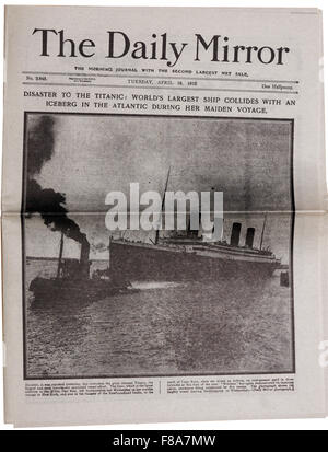 Eine Reproduktion der Daily Mirror Zeitung mit der Schlagzeile, die die Titanic gesunken ist. Stockfoto