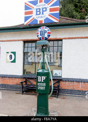 Antike BP Benzin Pumpe Brooklands Museum Weybridge Surrey UK Stockfoto