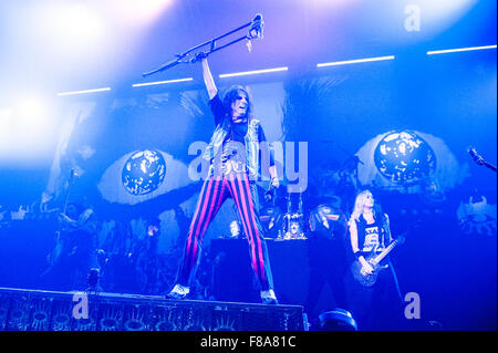 Alice Cooper führt live im Konzert als Vorgruppe von Motley Crue in der SSE Arena, Wembley Featuring: Alice Cooper wo: London, Vereinigtes Königreich bei: 6. November 2015 Stockfoto