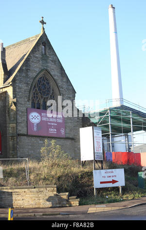 Verfallene Kirche mit Costa Coffee Schild an Wand Stockfoto