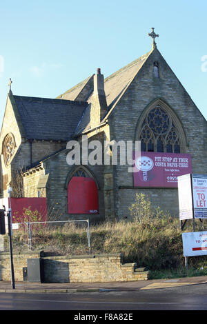 Verfallene Kirche mit Costa Coffee Schild an Wand Stockfoto