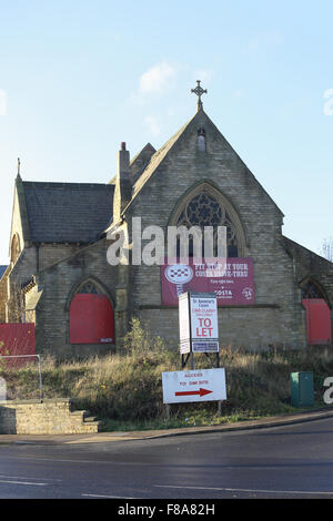 Verfallene Kirche mit Costa Coffee Schild an Wand Stockfoto