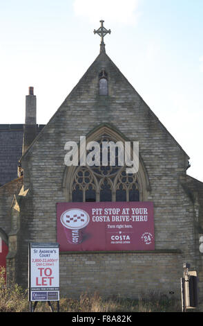 Verfallene Kirche mit Costa Coffee Schild an Wand Stockfoto