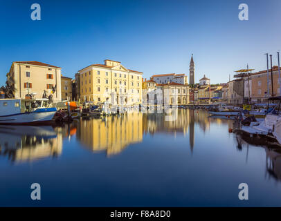 Venezianischen Hafen und dem Hauptplatz Tartini Piran Stadt spiegelt sich auf dem Wasser in Slowenien. Stockfoto