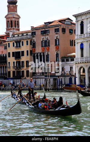 Venedig, Veneto, Italien. Gondolieri und Gondeln Stockfoto