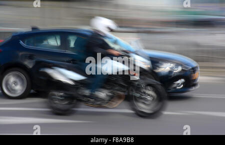 Auto und Motorrad in Bewegungsunschärfe Stockfoto