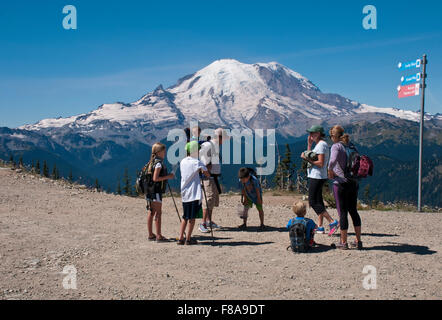 Wanderer-Familie, Mount Rainier, Blick vom Crystal Mountain Stockfoto
