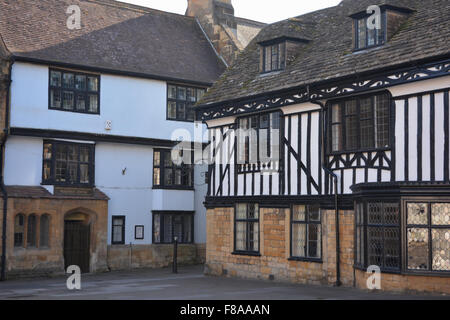 Traditionelle Fachwerkhäuser in der Nähe des Conduit in der Cheap Street in der historischen Marktstadt Sherborne, Dorset, Stockfoto