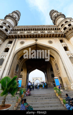 Das schöne Denkmal der Charminar und geschäftigen Märkten um ihn herum. Stockfoto