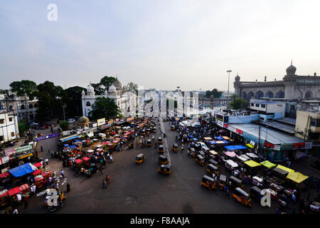 Ein Blick auf das Zentrum der alten Stadt Hyderabad wie gesehen von der Spitze des Denkmals Charminar. Stockfoto