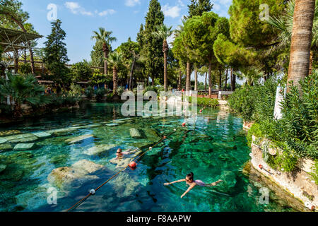 Touristen, die schwimmen In Cleopatras Pool, Pamukkale/Hierapolis Denizli Provence, Türkei Stockfoto