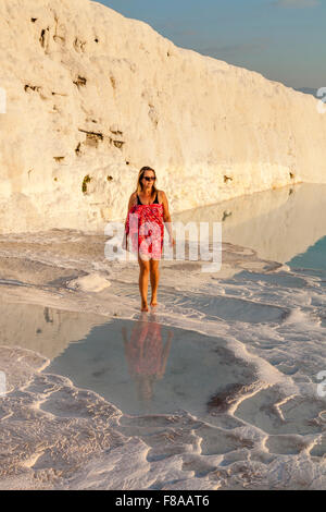 Applying weiblich zu Fuß durch einen Felsenpool, Pamukkale, Provence Denizli, Türkei Stockfoto