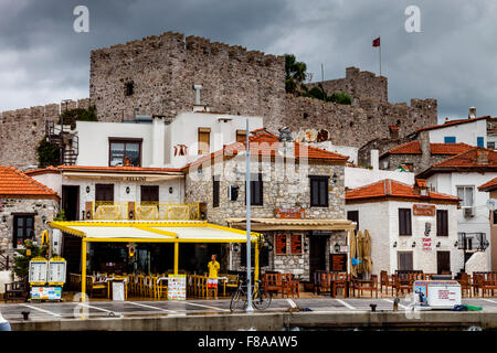 Ein Restaurant-Arbeiter wartet im Regen für die Übergabe von Touristen, Marmaris, Provinz Mugla, Türkei Stockfoto