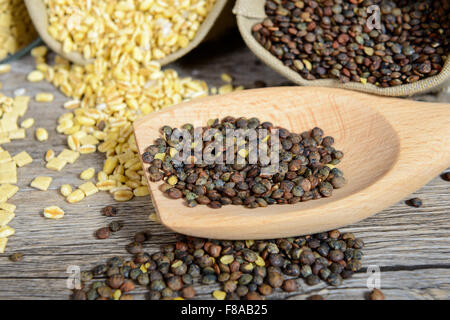 ein Close Up eines hölzernen Löffel voll von Linsen Stockfoto