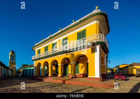 Zentrum von Trinidad Palacio Brunet, gelbe Palast mit blauen Himmel und die Kirche Convento de San Francisco de Asis, Straßenszene, Stockfoto