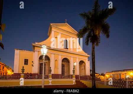 Iglesia De La Santisima Trinidad mit Laterne in der Mitte Trinidad mit Palmen Bäume, Trinidad, nächtliche Szene, die blaue Stunde, Stockfoto