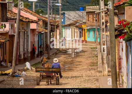 Kubanische Fahrer Cowboy mit seinem Pferd in den Straßen von Trinidad, Pferdekutsche, in der alten Stadt von Trinidad, Straßenszene, Stockfoto