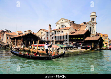 Traditionelle Gondel Workshop in Venedig, Italien. Stockfoto