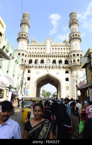 Das schöne Denkmal der Charminar und geschäftigen Märkten um ihn herum. Stockfoto