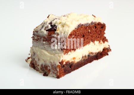 Schokolade Schicht Kuchen (Torte) mit Schlagsahne und Marmelade Stockfoto