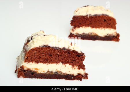 Schokolade Schicht Kuchen (Torte) mit Schlagsahne und Marmelade Stockfoto