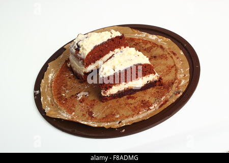 Schokolade Schicht Kuchen (Torte) mit Schlagsahne und Marmelade Stockfoto