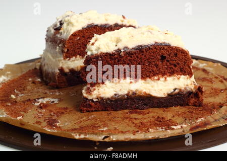 Schokolade Schicht Kuchen (Torte) mit Schlagsahne und Marmelade Stockfoto