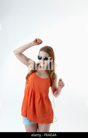 Tanzende Frau in orange ärmelloses shirt Stockfoto