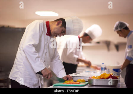 Koch in Hotelküche vorbereiten und dekorieren, Essen, köstliche Gemüse und Fleisch essen Abendessen Stockfoto