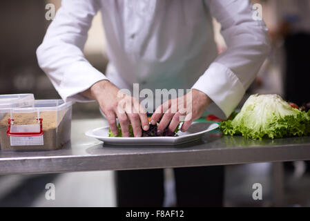 Koch in Hotelküche vorbereiten und dekorieren, Essen, köstliche Gemüse und Fleisch essen Abendessen Stockfoto