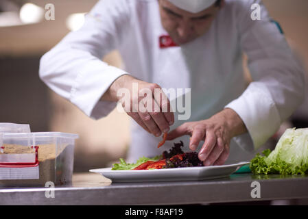 Koch in Hotelküche vorbereiten und dekorieren, Essen, köstliche Gemüse und Fleisch essen Abendessen Stockfoto