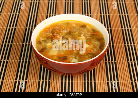 Suppe aus sauren Gurken. Rassolnik. Zupa Ogorkowa. Stockfoto