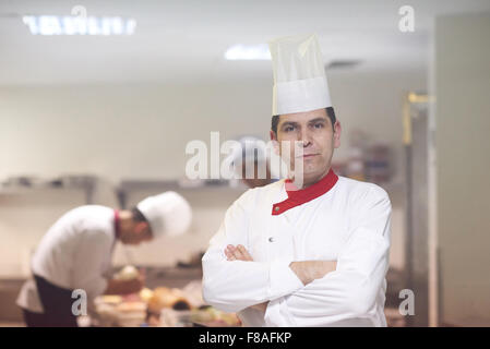 Koch in Hotelküche vorbereiten und dekorieren, Essen, köstliche Gemüse und Fleisch essen Abendessen Stockfoto