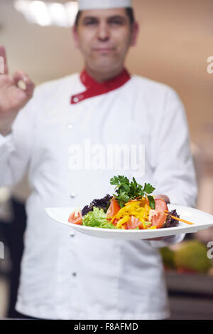 Koch in Hotelküche vorbereiten und dekorieren, Essen, köstliche Gemüse und Fleisch essen Abendessen Stockfoto