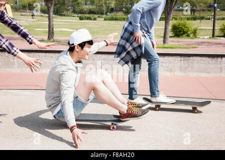 Zwei Männer Reiten ihre skateboards Stockfoto