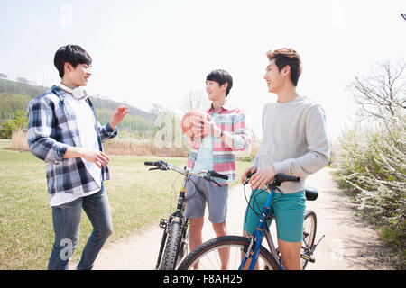 Drei Männer sahen einander und Spaß außerhalb Stockfoto