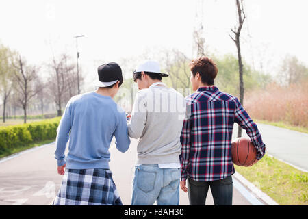 Darstellung der drei Männer auf dem Weg in den Park gehen zurück Stockfoto