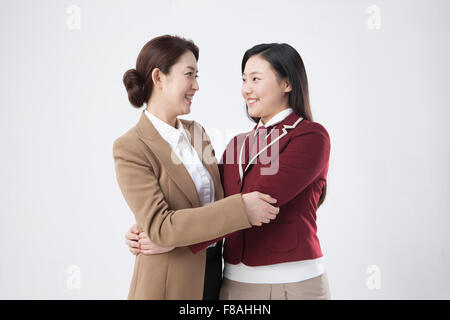 Mutter und Tochter halten einander und sahen einander Stockfoto