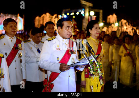 Bangkok, Thailand. 7. Dezember 2015. Thailändische Premierminister Prayut Chan-o-Cha (vorne) spricht, während eine soziale Funktion für den 88. Geburtstag des thailändischen Königs Bhumibol Adulyadej am Government House in Bangkok, Thailand, 7. Dezember 2015. Bildnachweis: Pool-Foto von thailändischen Regierung Haus/Xinhua/Alamy Live-Nachrichten Stockfoto