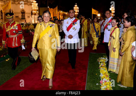 Bangkok, Thailand. 7. Dezember 2015. Thailändische Prinzessin Maha Chakri Sirindhorn (L, vorn) kommt für eine soziale Funktion für den 88. Geburtstag des thailändischen Königs Bhumibol Adulyadej am Government House in Bangkok, Thailand, 7. Dezember 2015. Bildnachweis: Pool-Foto von thailändischen Regierung Haus/Xinhua/Alamy Live-Nachrichten Stockfoto