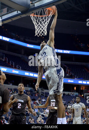 Washington, DC, USA. 7. Dezember 2015. 20151207 - Georgetown bewachen KALEB JOHNSON (32) Dunks gegen Brown University in der zweiten Hälfte im Verizon Center in Washington. Bildnachweis: Chuck Myers/ZUMA Draht/Alamy Live-Nachrichten Stockfoto