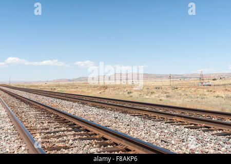 New Mexico Hochebenen Landschaften und Eisenbahn auf der Route 66 in Horizont verschwindet. Stockfoto