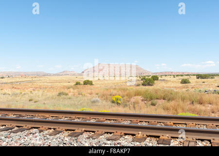 New Mexico Hochebenen Landschaften und Eisenbahn entlang der Route 66. Stockfoto