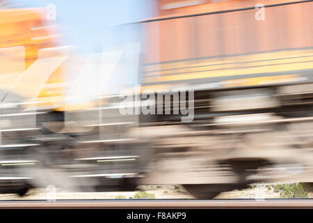 Güterzug mit Geschwindigkeit, Bewegung geleitet Unschärfe Industrie- und Hintergrund. Stockfoto