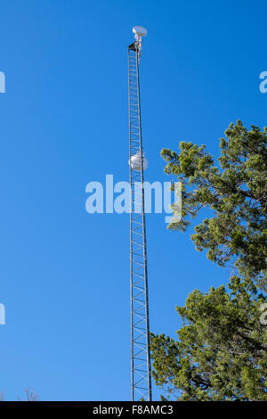 Telekommunikation Turm mit zwei Teller Antennen für wireless Internet Relay verwendet Stockfoto