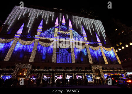 New York, New York, USA. 07 Dez, 2015. Weihnachtsbeleuchtung mit Musik das Gesicht von Saks Fifth Avenue in New York City auf der anderen Straßenseite vom Rockefeller Center schmücken. Quelle: Adam Stoltman/Alamy leben Nachrichten Stockfoto