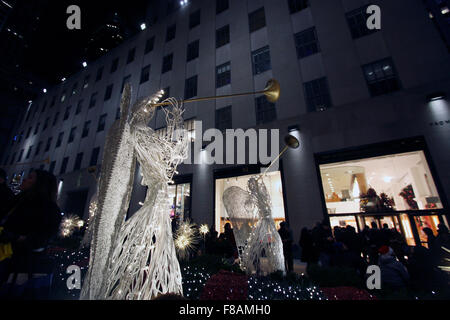 New York, New York, USA. 7. Dezember 2015. Engel und Weihnachtslichter schmücken das Rockefeller Center in New York City. Bildnachweis: Adam Stoltman/Alamy Live-Nachrichten Stockfoto