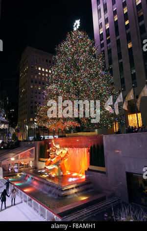 New York, New York, USA. 7. Dezember 2015. Skater genießen die Eisbahn in New York City'' s Rockefeller Center unter der giant The Christmas Tree. Bildnachweis: Adam Stoltman/Alamy Live-Nachrichten Stockfoto