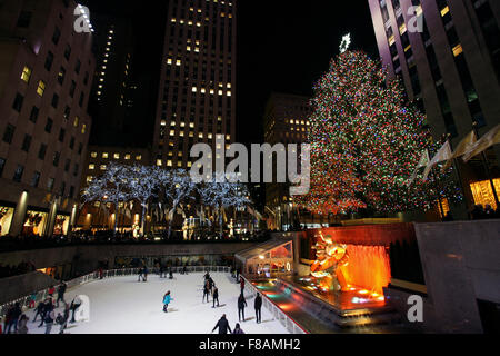 New York, New York, USA. 7. Dezember 2015. Skater genießen die Eisbahn in New York City'' s Rockefeller Center unter der giant The Christmas Tree. Bildnachweis: Adam Stoltman/Alamy Live-Nachrichten Stockfoto